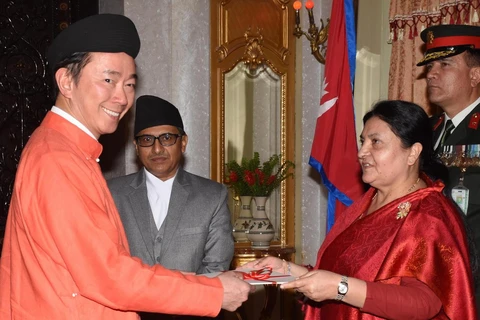Đại sứ Phạm Sanh Châu trình Quốc thư lên Tổng thống Nepal Bidya Devi Bhandari. (Ảnh: Huy Lê/TTXVN)