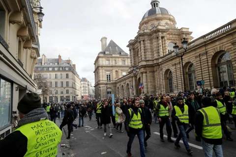 Người biểu tình "Áo vàng" tập trung tại thủ đô Paris, Pháp. (Ảnh: AFP/TTXVN)