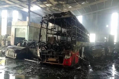 Bình Dương: Cháy lớn tại garage, ít nhất 5 xe ôtô bị thiêu rụi
