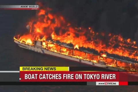 Nhà hàng nổi trên sông Arakawa bốc cháy dữ dội.
