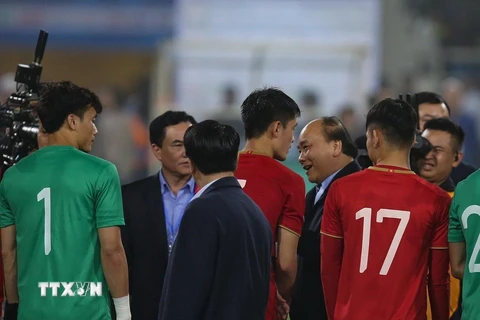 Các cầu thủ và ban huấn luyện U23 Việt Nam vui mừng sau trận đấu. (Ảnh: Trọng Đạt/TTXVN)