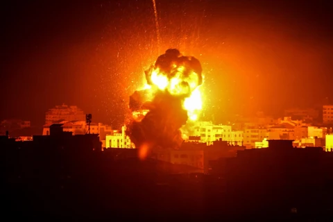 Khói lửa bốc lên sau một cuộc không kích của Israel xuống thành phố Gaza tối 25/3/2019. (Ảnh: THX/ TTXVN)