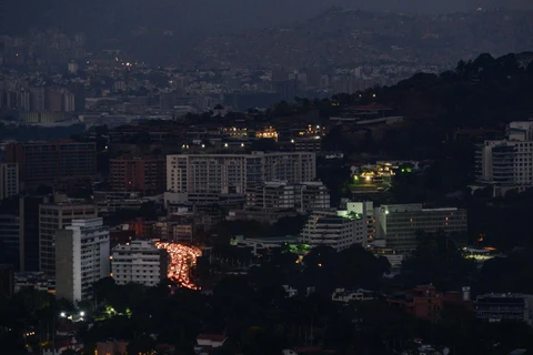 Trong ảnh: Cảnh mất điện tại Caracas, Venezuela, ngày 9/3/2019. (Ảnh: AFP/ TTXVN)