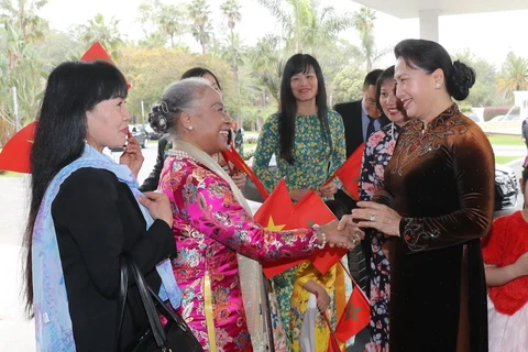 Kiều bào Việt Nam tại Maroc đón Chủ tịch Quốc hội Nguyễn Thị Kim Ngân. (Ảnh: Trọng Đức/TTXVN)