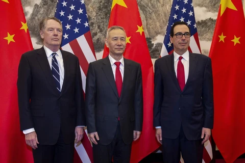 Đại diện Thương mại Mỹ Robert Lighthizer, Phó Thủ tướng Trung Quốc Lưu Hạc, Bộ trưởng Tài chính Mỹ Steven Mnuchin tại vòng đàm phán thương mại mới ở Bắc Kinh, Trung Quốc ngày 29/3. (Ảnh: AFP/TTXVN)