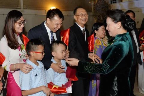 Cán bộ, nhân viên Đại sứ quán Việt Nam ở Qatar đón Chủ tịch Quốc hội Nguyễn Thị Kim Ngân. (Ảnh: Trọng Đức/TTXVN)