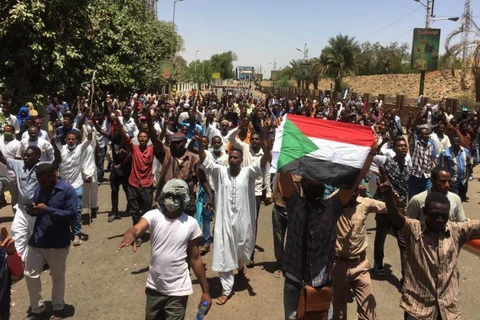Người biểu tình tập trung tại Khartoum, Sudan. (Ảnh: AFP/TTXVN)