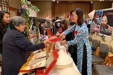 Gian hàng của Hội phụ nữ Đại sứ quán Việt Nam tại Nhật Bản thu hút đông đảo khách tham quan. (Ảnh: Nguyễn Tuyến/TTXVN)