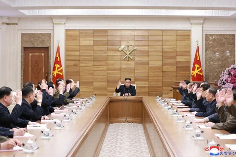 Nhà lãnh đạo Triều Tiên Kim Jong-un (giữa) phát biểu tại cuộc họp mở rộng của Bộ Chính trị Trung ương đảng Lao động Triều Tiên, ngày 9/4. (Ảnh: Yonhap/TTXVN)