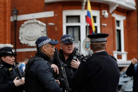 Cảnh sát Anh bên ngoài Đại sứ quán Ecuador ở London. (Nguồn: ABC News)