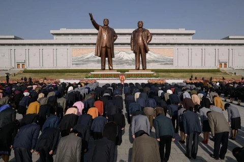 Hàng nghìn người dân và quân nhân đã tới đặt hoa trước tượng đài cố Chủ tịch Kim Nhật Thành và cố lãnh đạo Kim Jong Il. (Nguồn: AFP)
