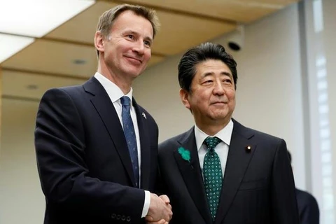 Thủ tướng Nhật Bản Shinzo Abe tiếp Ngoại trưởng Anh Jeremy Hunt. (Nguồn: Reuters)