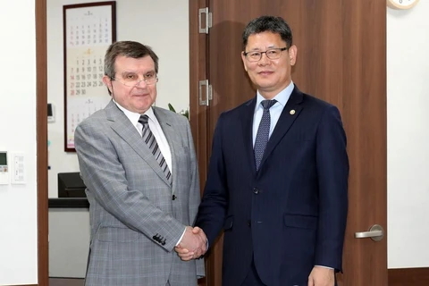 Bộ trưởng Thống nhất Hàn Quốc Kim Yeon-chul gặp Đại sứ Nga tại Seoul Andrey Kulik (trái). (Nguồn: Yonhap)