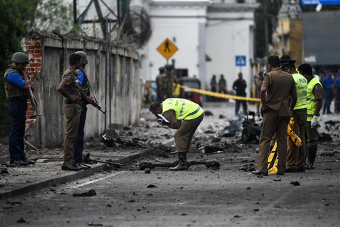 Lực lượng an ninh Sri Lanka điều tra tại hiện trường vụ nổ xe tải bên ngoài nhà thờ St. Anthony ở thủ đô Colombo ngày 22/4. (Ảnh: AFP/TTXVN)