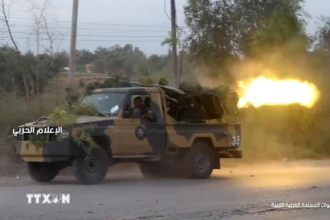 Lực lượng Quân đội Quốc gia Libya (LNA) giao tranh với lực lượng ủng hộ Chính phủ Libya. (Ảnh: AFP/TTXVN)