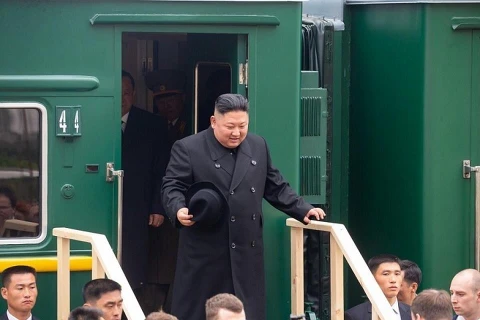 Lãnh đạo Triều Tiên Kim Jong-un xuống tàu tại Vladivostok. (Nguồn: bezformata.com)