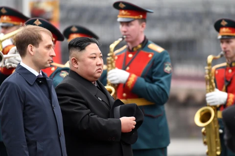Nhà lãnh đạo Triều Tiên Kim Jong-un (giữa) tại lễ đón ở nhà ga thành phố Vladivostok, Nga, ngày 24/4/2019. (Ảnh: AFP/ TTXVN)