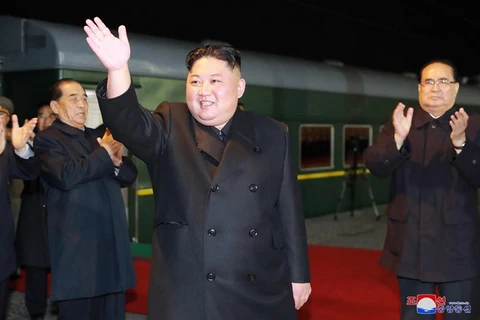 Hình ảnh Nhà lãnh đạo Triều Tiên Kim Jong-un (phía trước) chuẩn bị rời Bình Nhưỡng bằng tàu hỏa để tới Nga. (Ảnh: Yonhap/TTXVN)