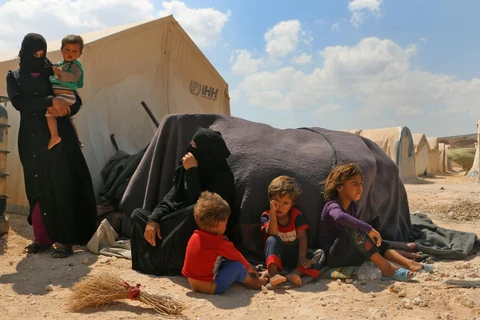 Người tị nạn Syria tại khu lều trại Kafr Lusin, gần cửa khẩu Bab al-Hawa ở biên giới Syria-Thổ Nhĩ Kỳ. (Ảnh: AFP/TTXVN)