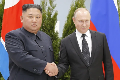 Tổng thống Nga Vladimir Putin (phải) trong cuộc gặp nhà lãnh đạo Triều Tiên Kim Jong-un. (Ảnh: AFP/TTXVN)