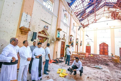 Tổng thống Sri Lanka Maithripala Sirisena (thứ 2, trái, hàng trên) thị sát hiện trường một vụ đánh bom nhằm vào nhà thờ Thánh Sebastian ở Negombo. (Ảnh: AFP/TTXVN)