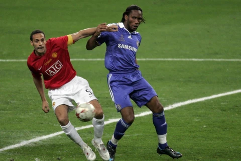 Ferdinand và Drogba khi còn đối đầu tại Premier League. (Nguồn: Calculatedbet)