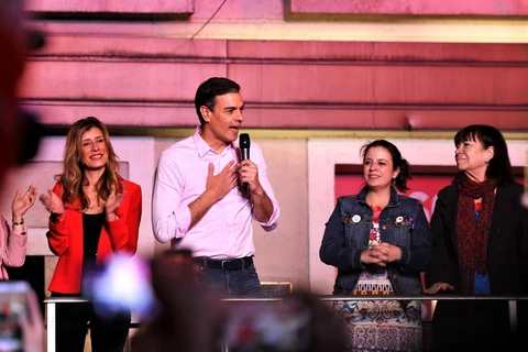 Thủ tướng Tây Ban Nha Pedro Sanchez (giữa) phát biểu trước những người ủng hộ tại trụ sở đảng PSOE. (Ảnh: THX/TTXVN)