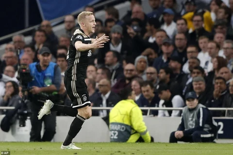 Van de Beek mang chiến thắng về cho Ajax.