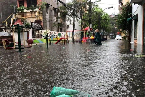 Mưa gây ngập tại Hà Nội. (Ảnh: CTV/Vietnam+)