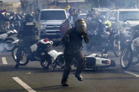 Lực lượng trung thành với Tổng thống Venezuela Nicolas Maduro. (Ảnh: AFP/TTXVN)