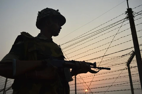 Một binh sỹ Ấn Độ canh gác ở biên giới Ấn Độ-Pakistan. (Nguồn: AFP)