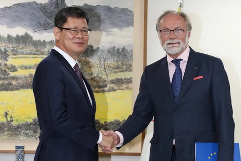 Bộ trưởng Bộ Thống nhất Hàn Quốc Kim Yeon-chul (trái) và Đại sứ EU tại Hàn Quốc Michael Reiterer. (Nguồn: Yonhap)