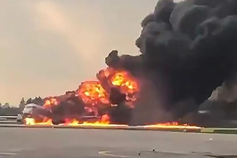 Máy bay bốc cháy dữ dội. (Nguồn: RT)