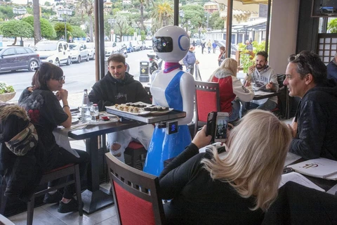 Robot làm nhân viên phục vụ bàn. (Nguồn: News Mondo)