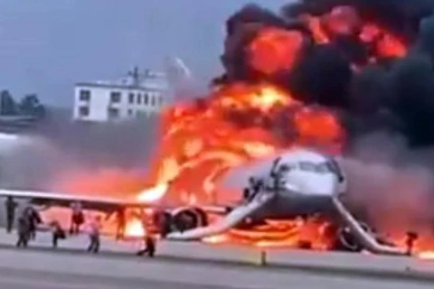 Hiện trường máy bay bốc cháy dữ dội khiến 41 người thiệt mạng