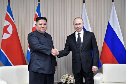 Tổng thống Nga Vladimir Putin (phải) và nhà lãnh đạo Triều Tiên Kim Jong-un tại thượng đỉnh Nga-Triều. (Ảnh: AFP/TTXVN)