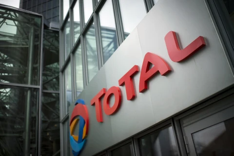 Biểu tượng Total tại trụ sở ở La Defense, gần Paris, Pháp. (Ảnh: AFP/ TTXVN)