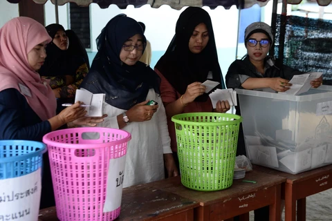 Nhân viên kiểm phiếu làm việc tại điểm bầu cử ở Narathiwat, Thái Lan. (Ảnh: AFP/TTXVN)