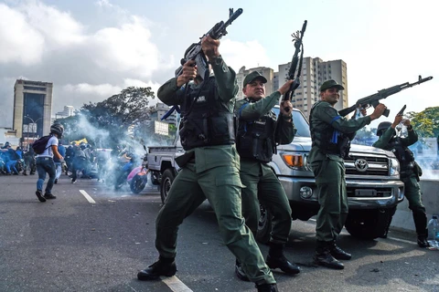 Nhóm binh sỹ Venezuela nổi dậy ủng hộ thủ lĩnh đối lập Juan Guaido trong cuộc xung đột với lực lượng trung thành với Chính phủ của Tổng thống Nicolas Maduro. (Ảnh: AFP/TTXVN)