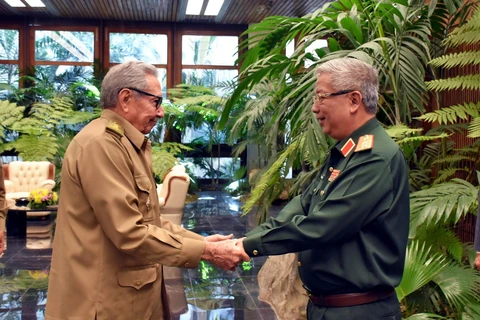 Đại tướng Raúl Castro đón Thượng tướng Nguyễn Chí Vịnh. (Ảnh: Lê Hà/TTXVN)