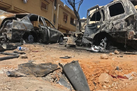 Hiện trường đổ nát sau vụ tấn công bằng rocket tại Tripoli, Liban, ngày 17/4. (Ảnh: AFP/TTXVN)