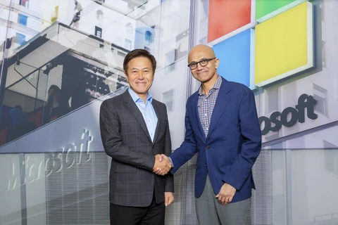 Park Jung-ho (trái), Giám đốc điều hành của SK Telecom và Satya Nadella (phải), Giám đốc điều hành của Microsoft. (Nguồn: Yonhap)