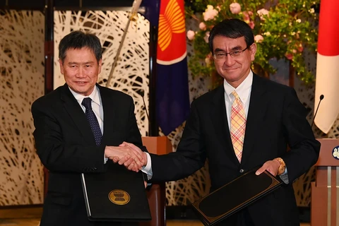 Tổng thư ký ASEAN Lim Jock Hoi và Bộ trưởng Bộ Ngoại giao Nhật Bản Taro Kono tại lễ ký kết. (Ảnh: TTXVN phát)