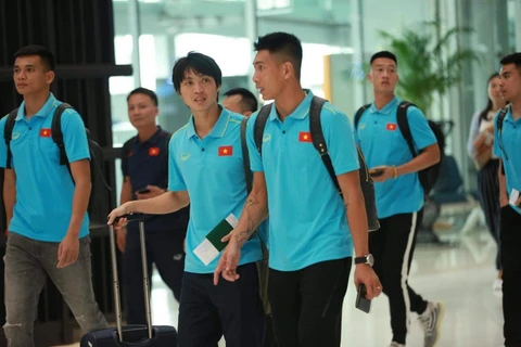 Các cầu thủ Đội tuyển Việt Nam rời sân bay quốc tế Suvarbhumi để lên xe về khách sạn Novotel Impact. (Ảnh: Ngọc Quang/TTXVN)