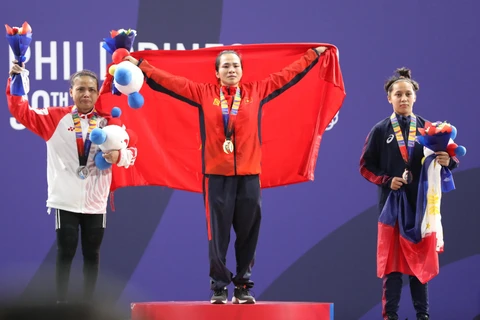 Vương Thị Huyền nhận huy chương vàng trong nội dung cử tạ 45kg nữ. (Ảnh: Hoàng Linh/TTXVN)