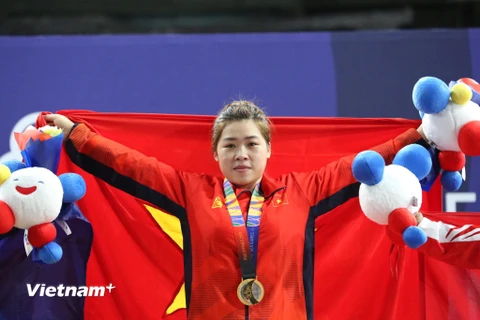 Hoàng Thị Duyên (giữa) giành huy chương vàng Cử tạ ở hạng cân 59kg. (Ảnh: Trần Giáp/Vietnam+)
