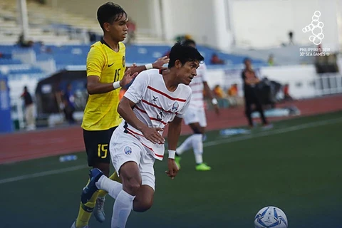 U22 Campuchia (áo trắng) vào bán kết môn bóng đá nam SEA Games 30.