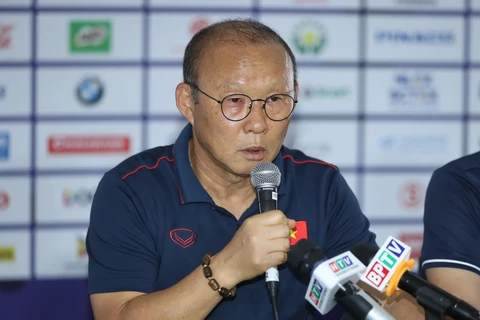 Huấn luyện viên Park Hang seo phát biểu. (Ảnh: Hoàng Linh/TTXVN)