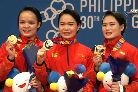 Nguyễn Thị Phương, Lưu Thị Thu Uyên và Lê Thị Khánh Vy trên bục nhận huy chương.