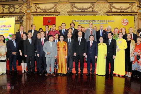 Ủy ban Nhân dân Thành phố Hồ Chí Minh tổ chức buổi gặp mặt đầu năm với các cơ quan đại diện nước ngoài tại Thành phố Hồ Chí Minh. (Nguồn: TTXVN)